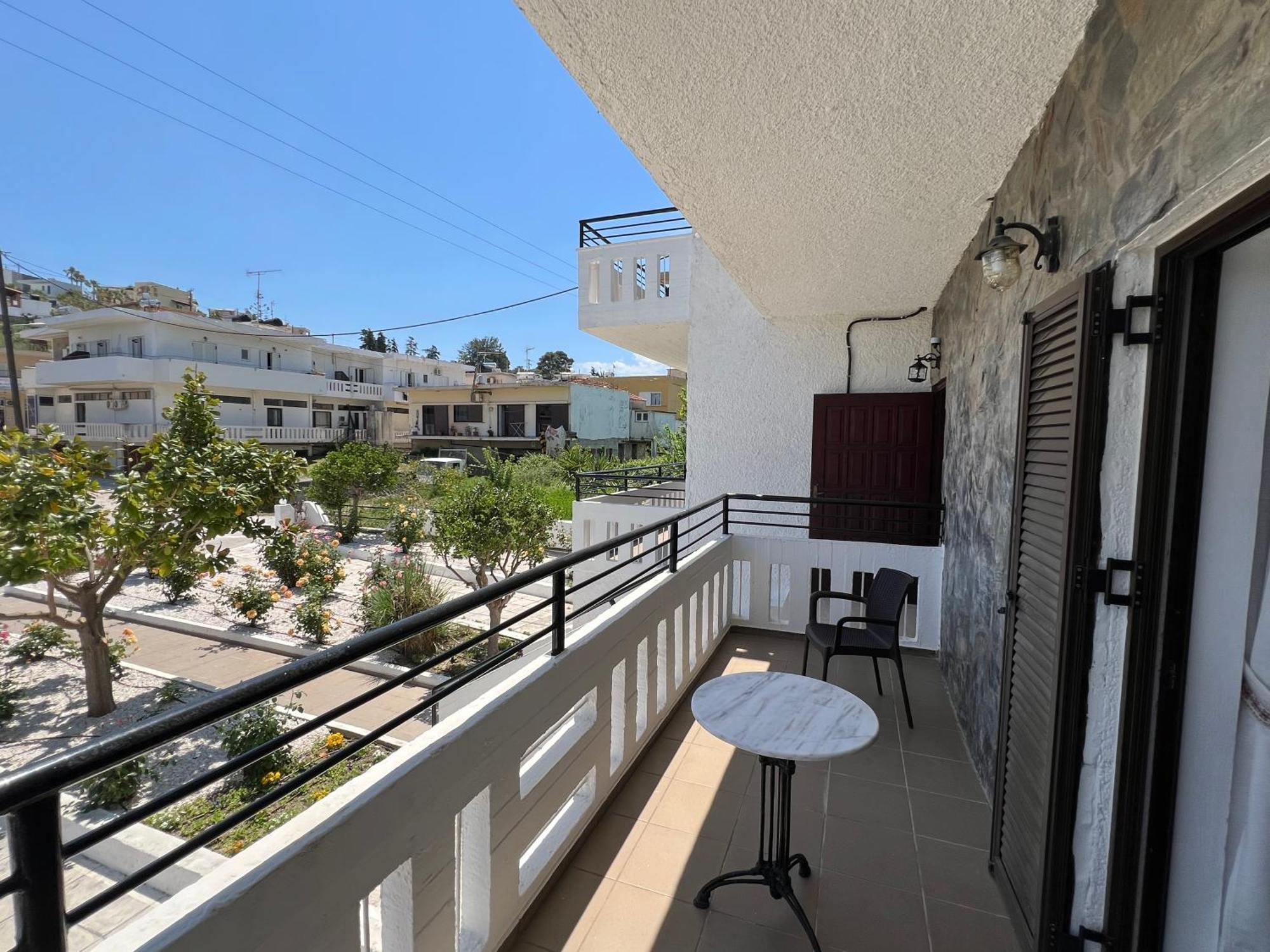 Zourpos Studios & Apartments カリヴェス エクステリア 写真