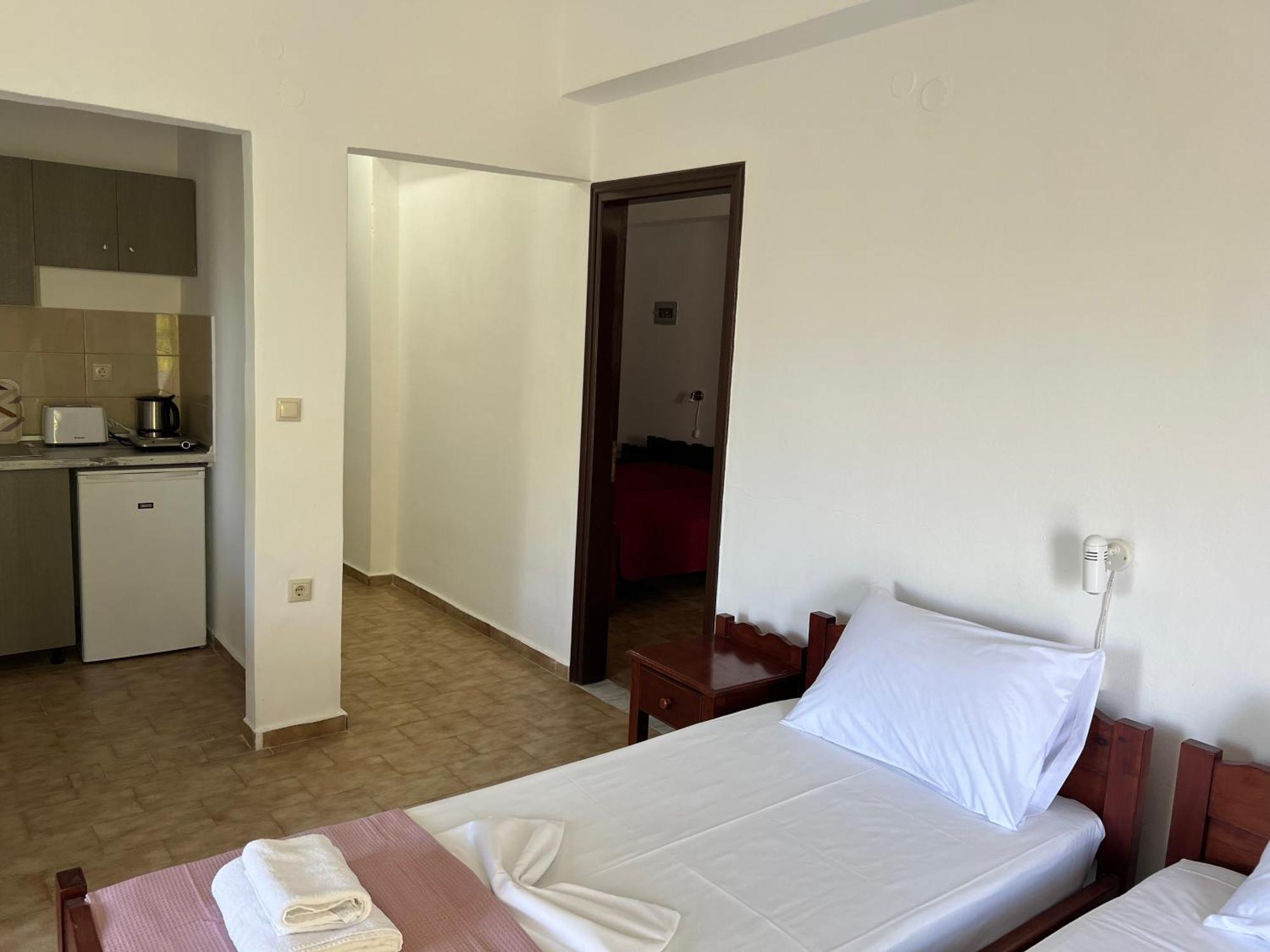Zourpos Studios & Apartments カリヴェス エクステリア 写真