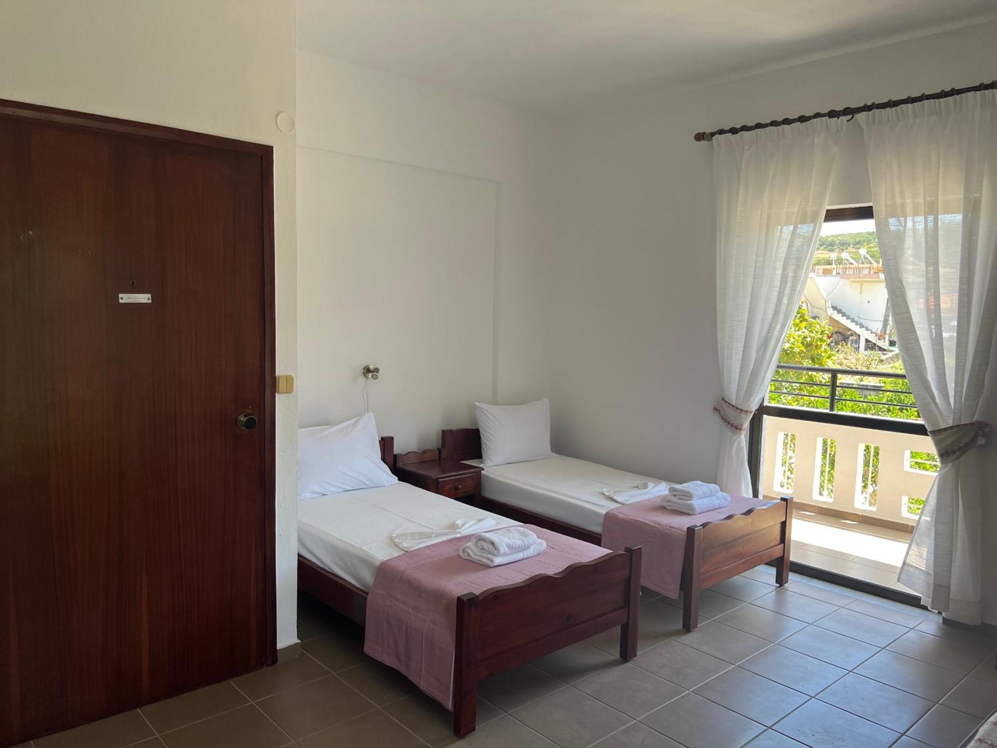 Zourpos Studios & Apartments カリヴェス エクステリア 写真